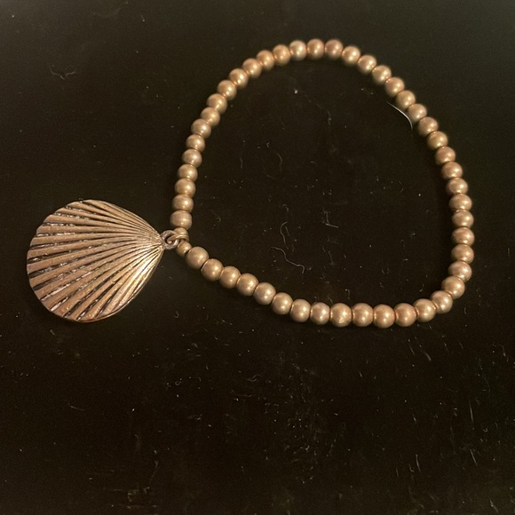 Vintage 8” gold tone stackable stretch bracelet w/solid metal shell charm - Picture 5 of 11